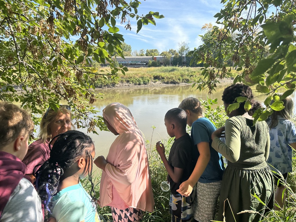 Ellen Hopkins 4th grade students on field trip