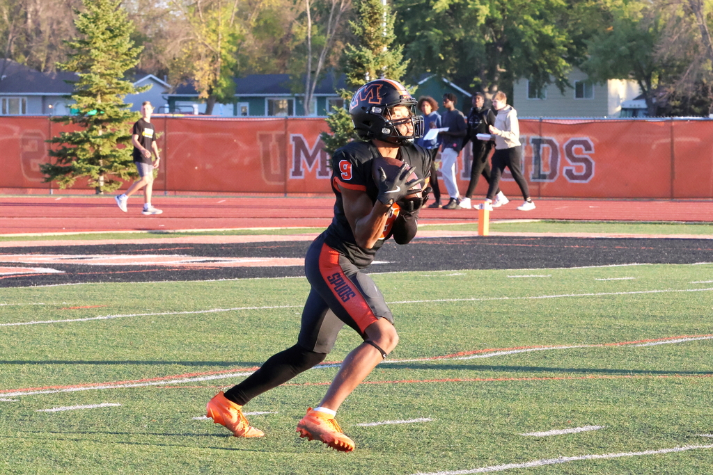 #9 on Moorhead Football running the ball 