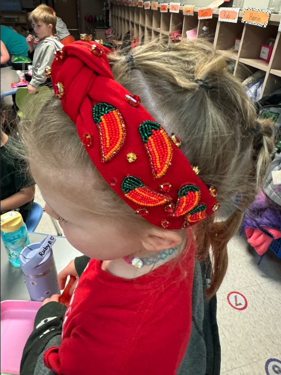 Ruby dressed up as her favorite vegetable for school lunch hero week! 🫑🌶️