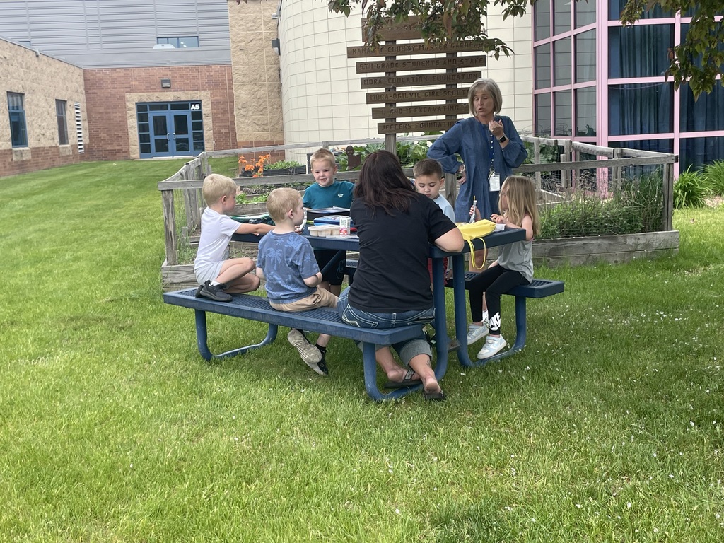 kids eating lunch outside