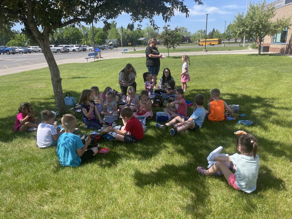 Kids eatting lunch outside