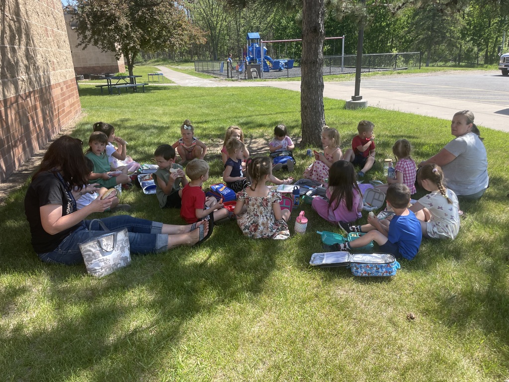 Kids eatting lunch outside