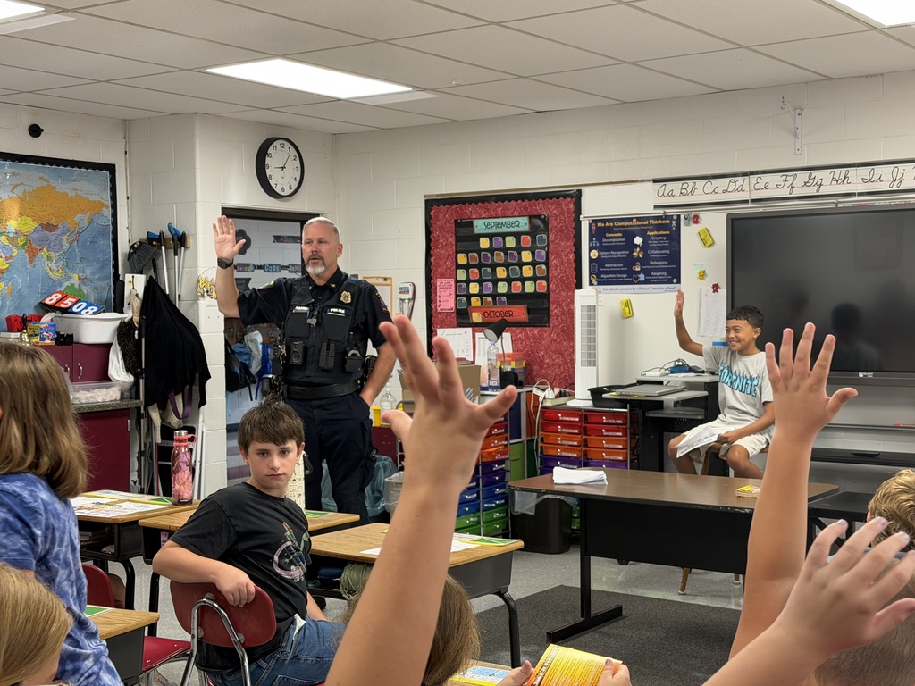 police officer presenting to class.