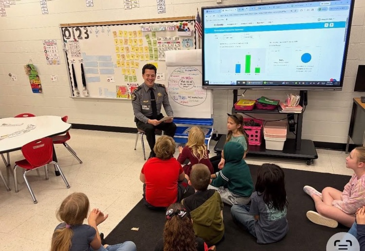 mayor’s reading club read books to students