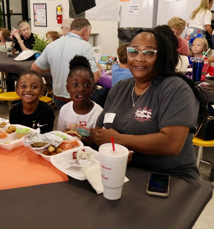 Kindergarten students enjoyed lunch with their grandparents. 