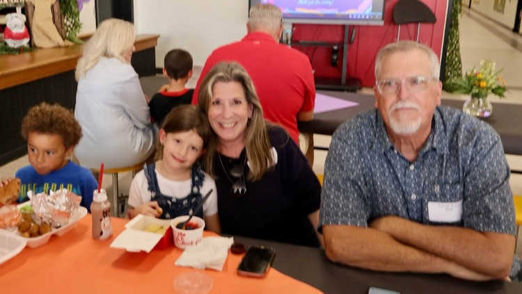 Kindergarten students enjoyed lunch with their grandparents. 
