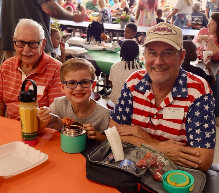 Kindergarten students enjoyed lunch with their grandparents. 