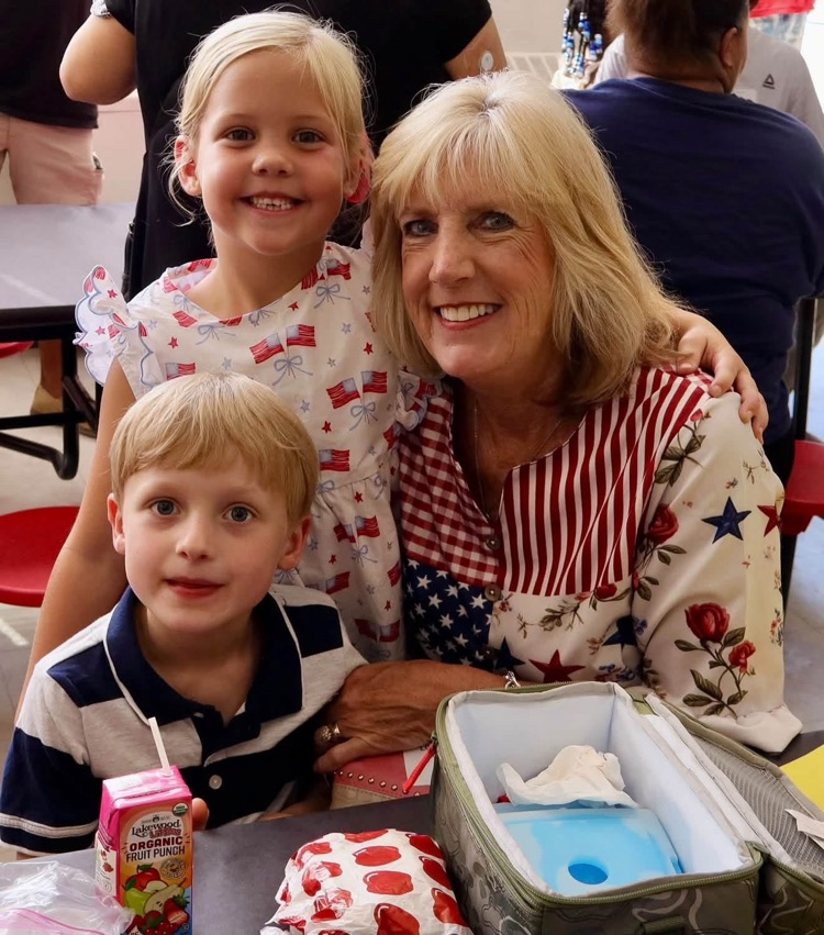 Kindergarten students enjoyed lunch with their grandparents. 