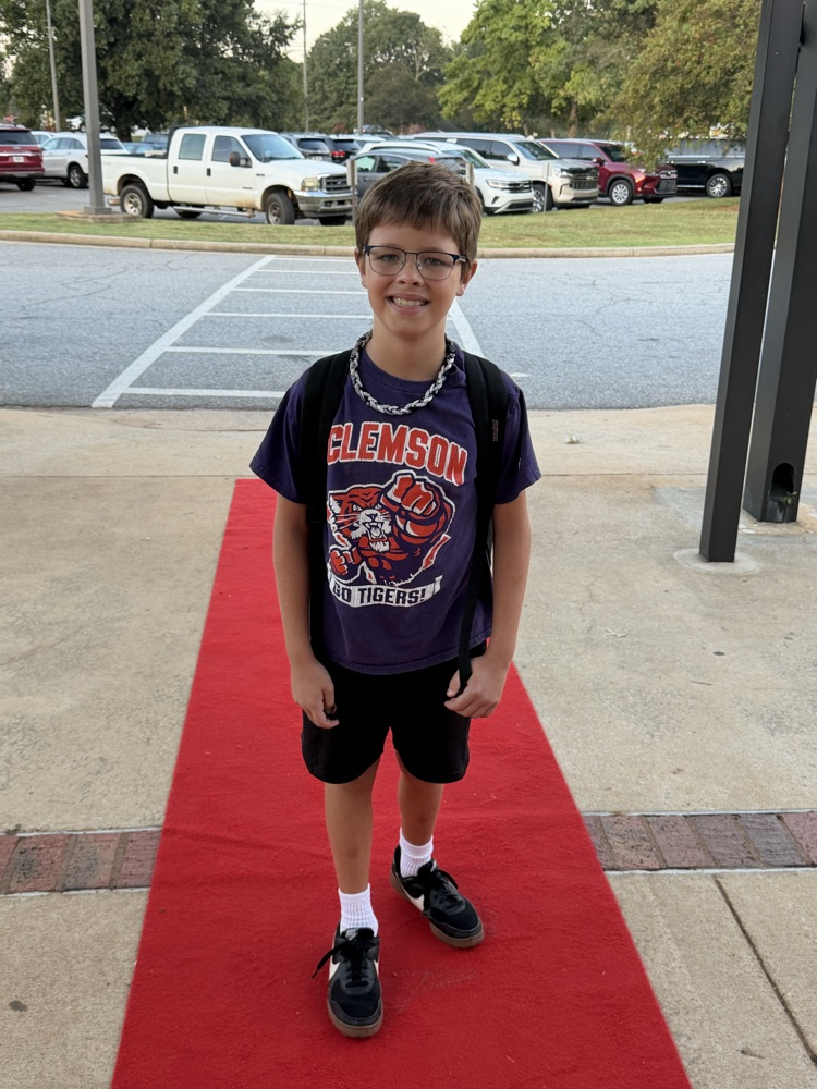 🌟 MCES Friday! 🌟 Our bulldogs hit the red carpet in style!