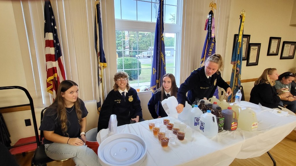 BSHS FFA members helping serve drinks to community at Empty Bowls