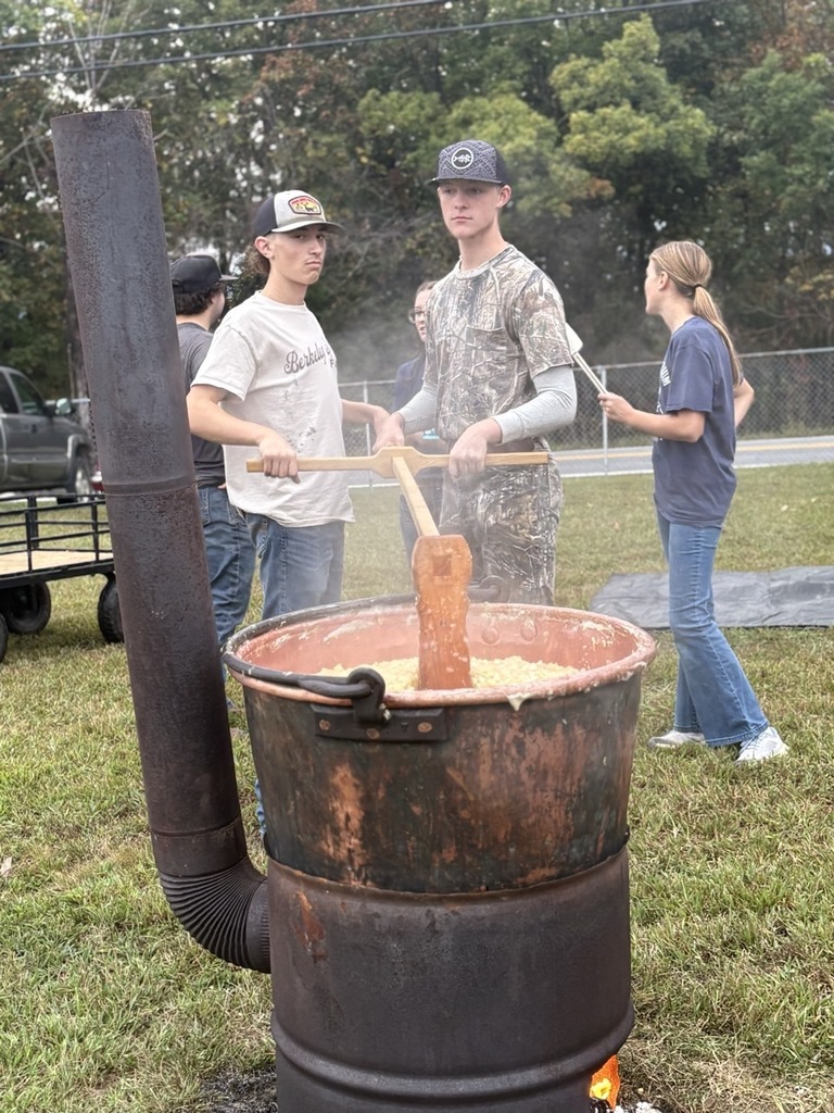 FFA members Jeremiah Clark and Joshua Colmus making Apple Butter. 