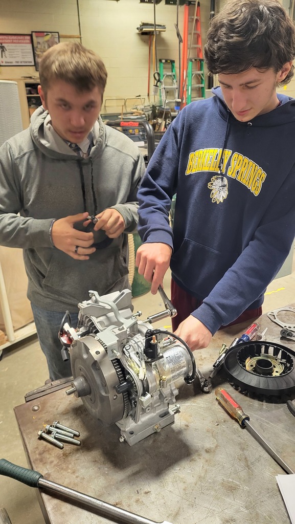 Students in Science of Agriculture rebuilding small engines