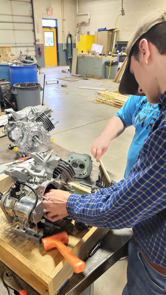 Students in Science of Agriculture rebuilding small engines