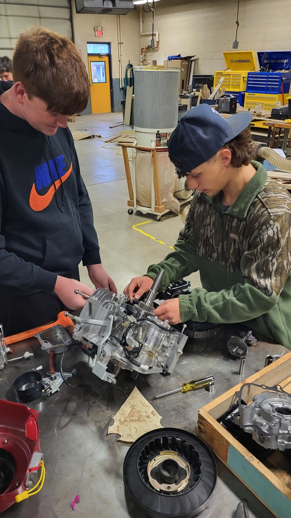 Students in Science of Agriculture rebuilding small engines