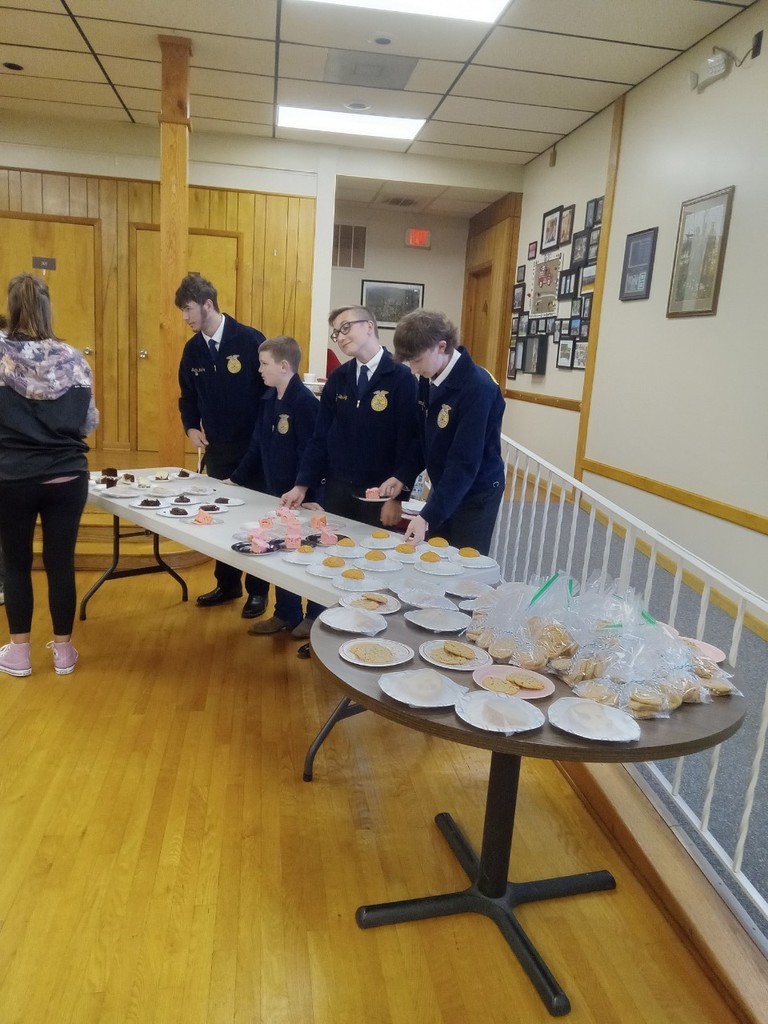 FFA members handing out desert at dinner. 