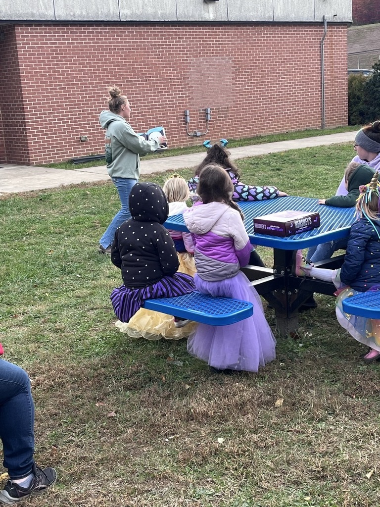 FFA member Mykenzie Stotler reading to students at Widmyer.