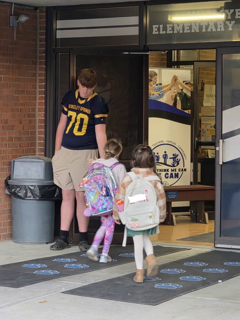 🏈 Wildcat Friday! 🐾  We had a one-man crew greeting our Wildcats this morning! A big thank you to BSHS football player Jaxon Landers for taking the time to welcome our students and help start their Friday off right! We appreciate you showing your Wildcat pride!