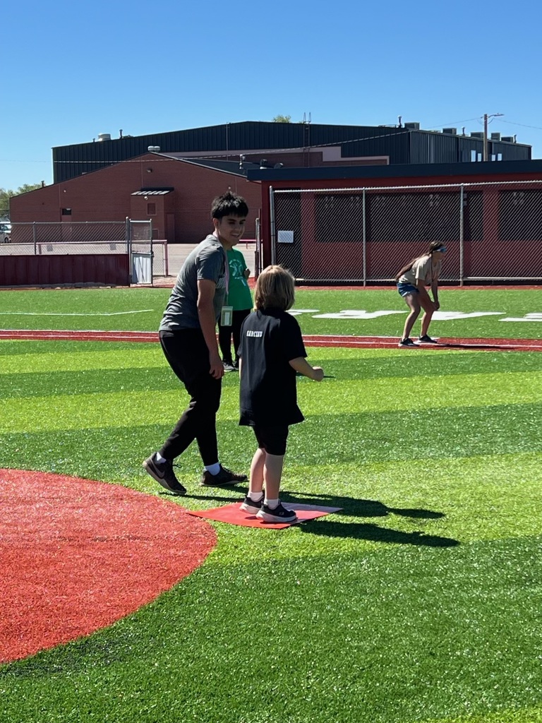 Joaquin Gauna helping our athletes!  Teamwork! 