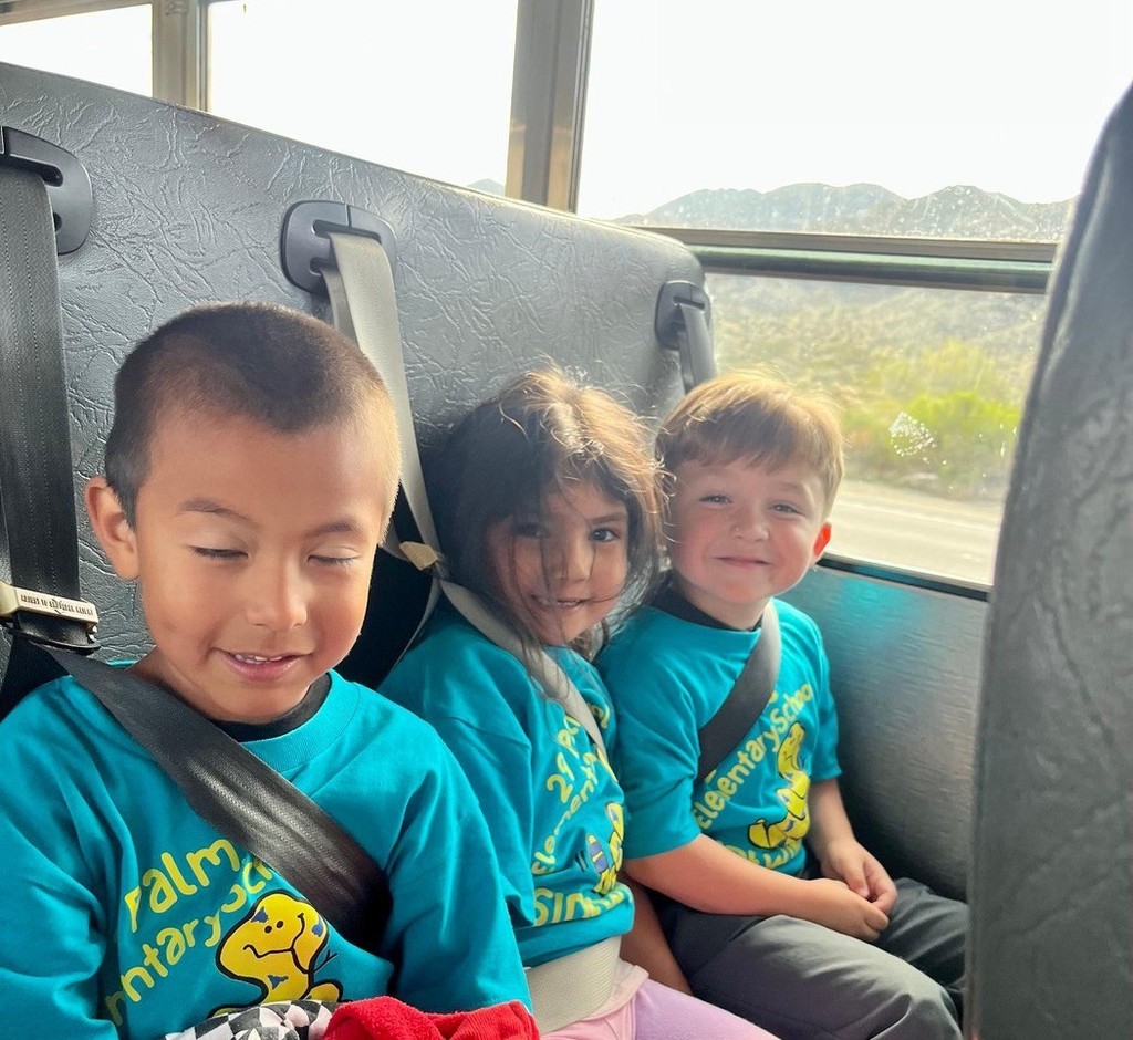 thumb-students on bus