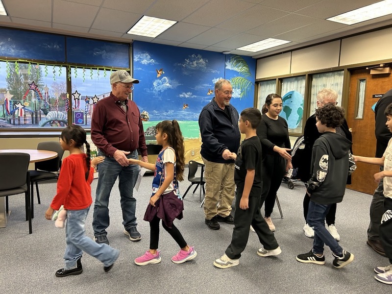 students thank veterans