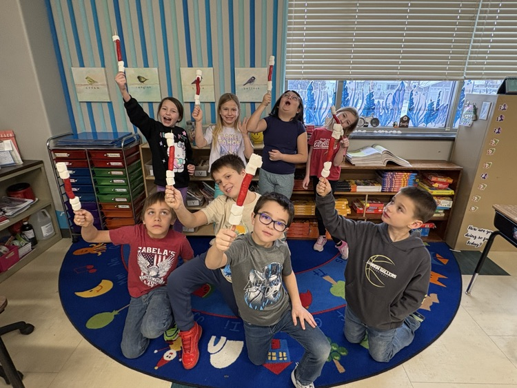 They achieved their 30 pompom goals, so they were rewarded with their hotdog with marshmallows prize! 💕🥳