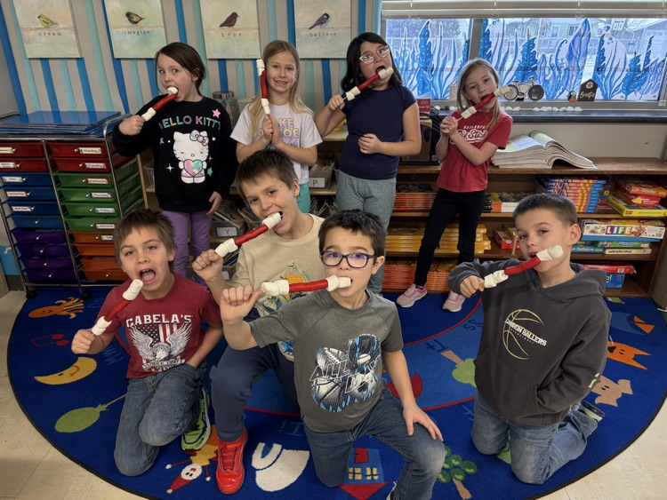They achieved their 30 pompom goals, so they were rewarded with their hotdog with marshmallows prize! 💕🥳