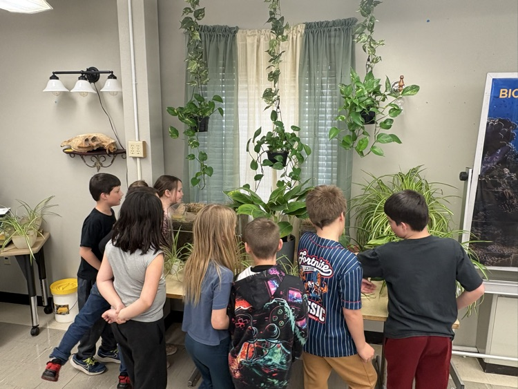 3rd Grade class had the opportunity to visit the Science Lab. Thanks, Mr. Alido! 🌱🔬