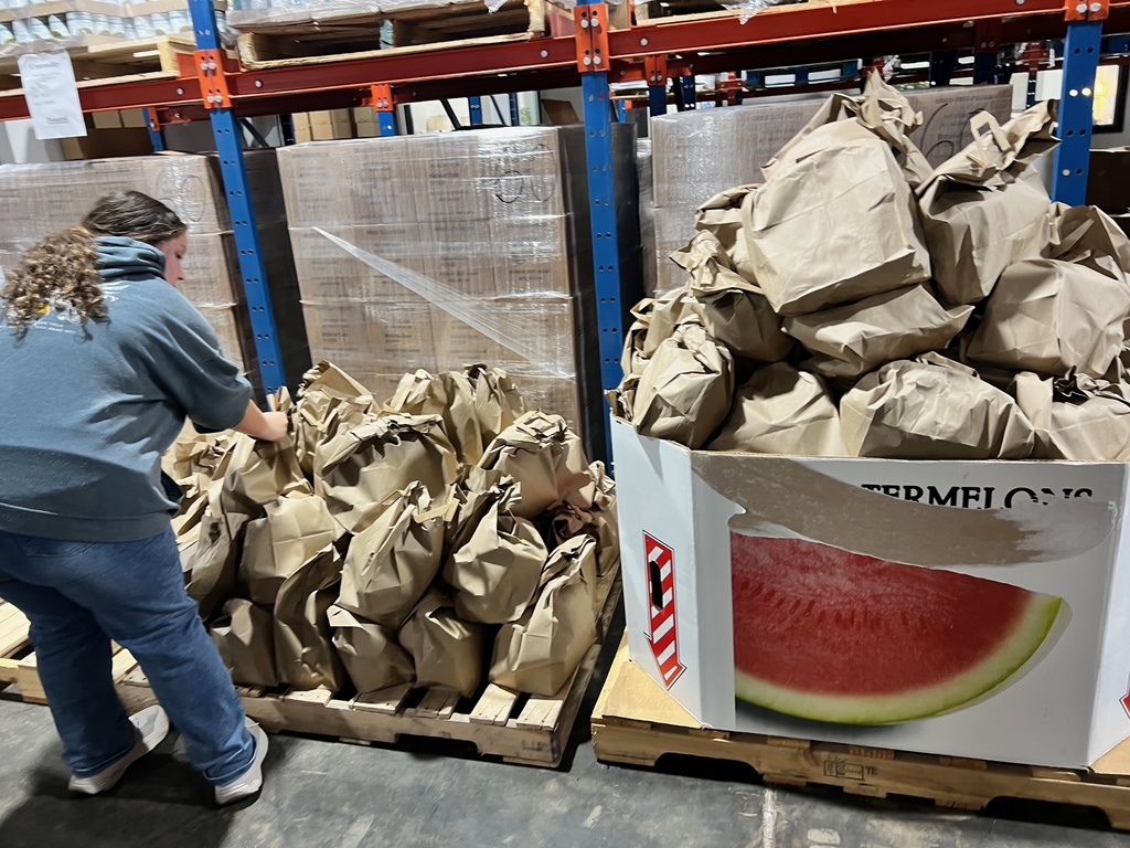 kids working at food bank