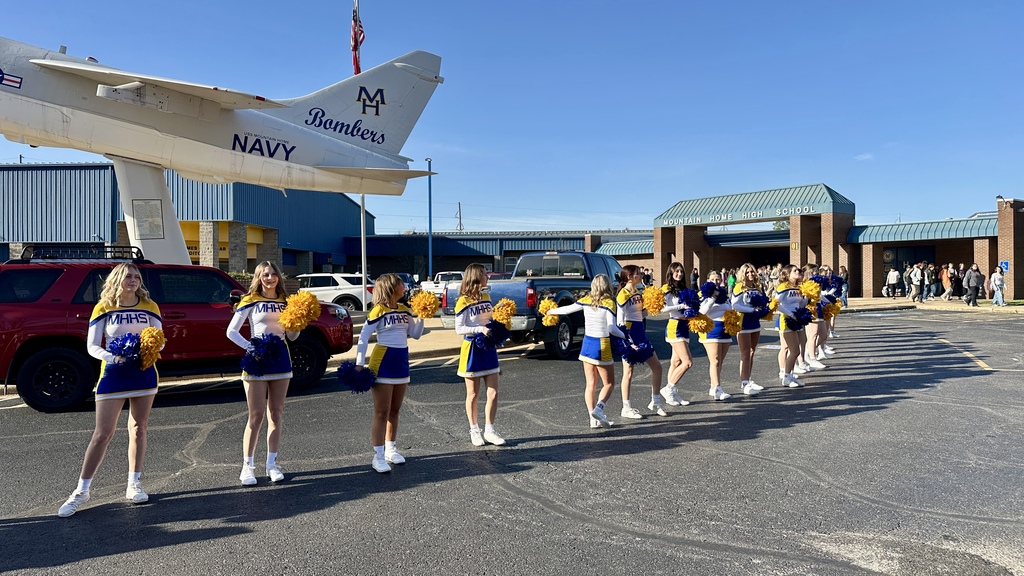 Cheerleaders standing in front of Mountain Home High School