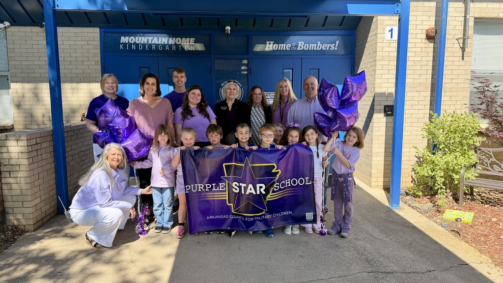 Mountain Home Kindergarten Students and Staff at the Purple Heart Banner Presentation