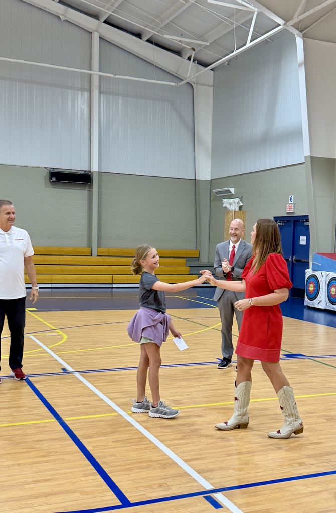 Gov. Sarah Huckabee Sanders celebrating a Knockout win with a Hackler Student
