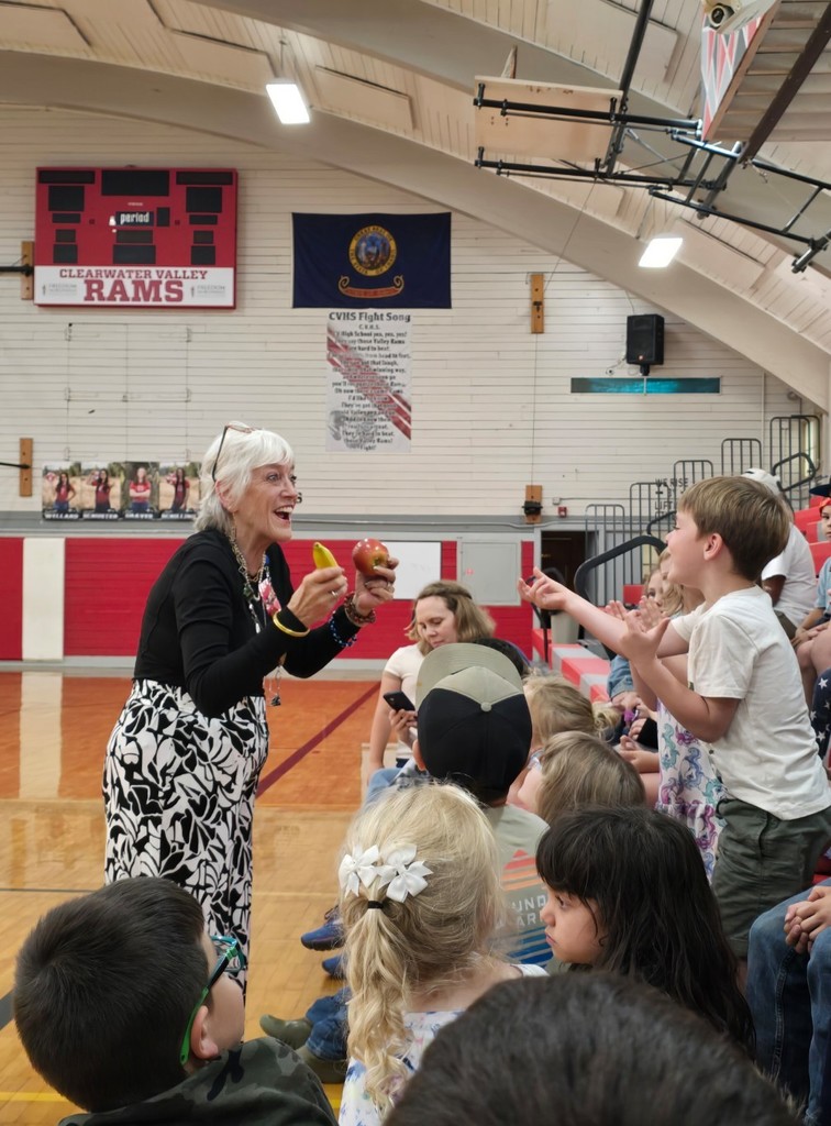 Blue Singer Carmel from Boise interacts with students.