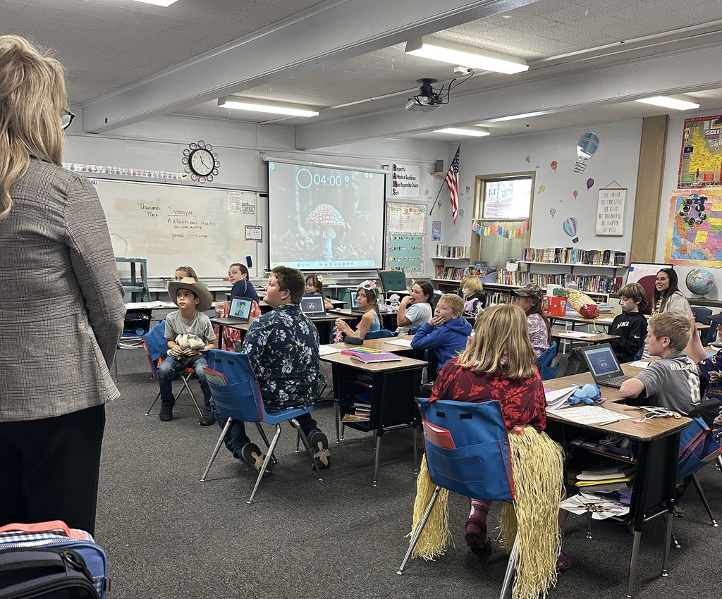 Superintendent Critchfield visiting 4th grade class
