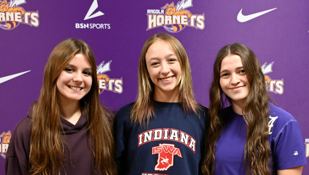 3 girls posing for picture