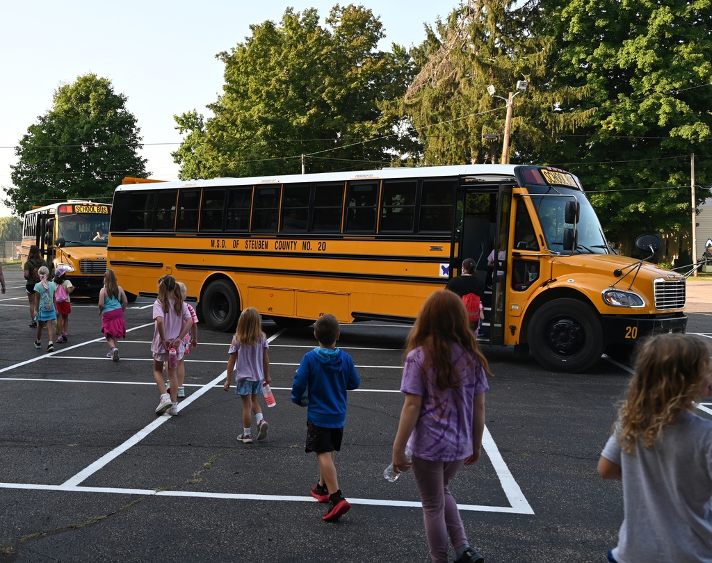 kids getting on bus