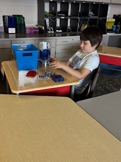child using sensory bin