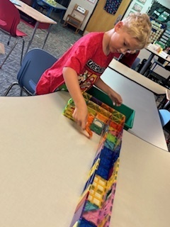 child using sensory bin