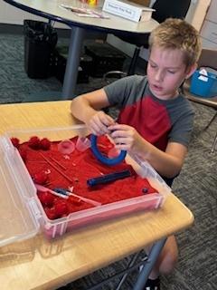 child using sensory bin
