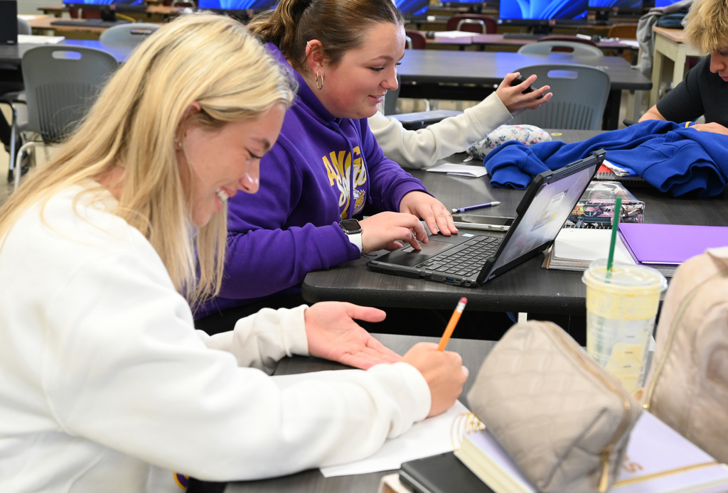 students drawing
