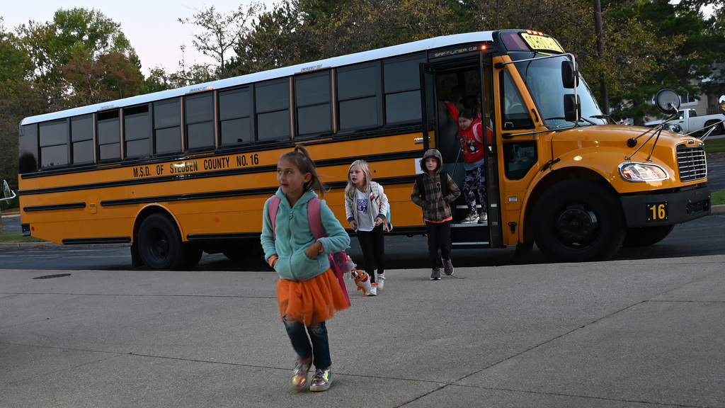 kids getting off bus