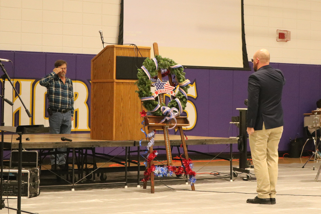 saluting veteran's day wreaht