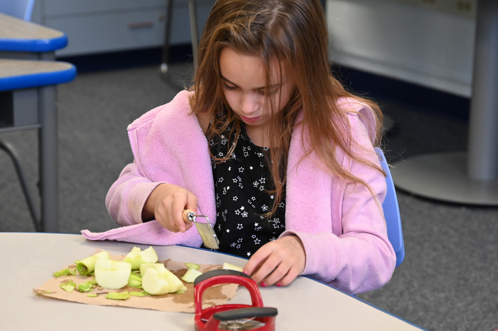 childe cutting apples
