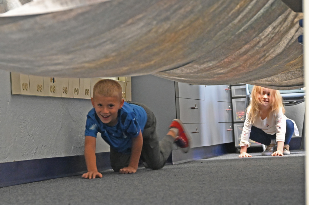 two childeren crawling