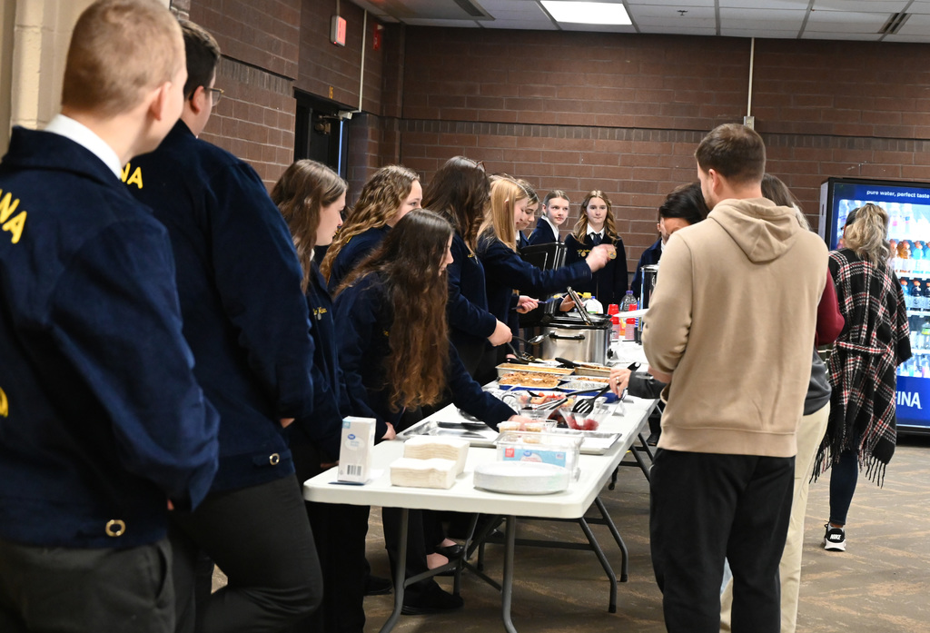 FFA members serving breakfast