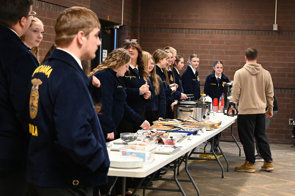 FFA members serving breakfast
