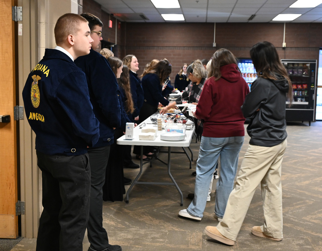 FFA members serving breakfast