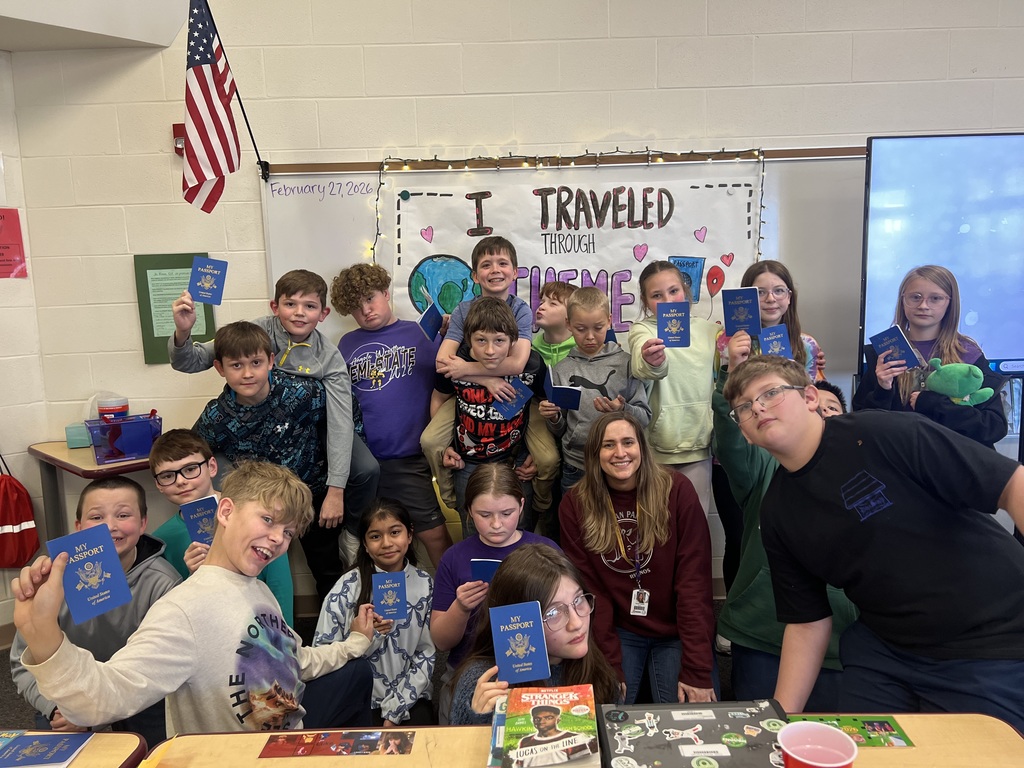 5th grad class posing for a picture