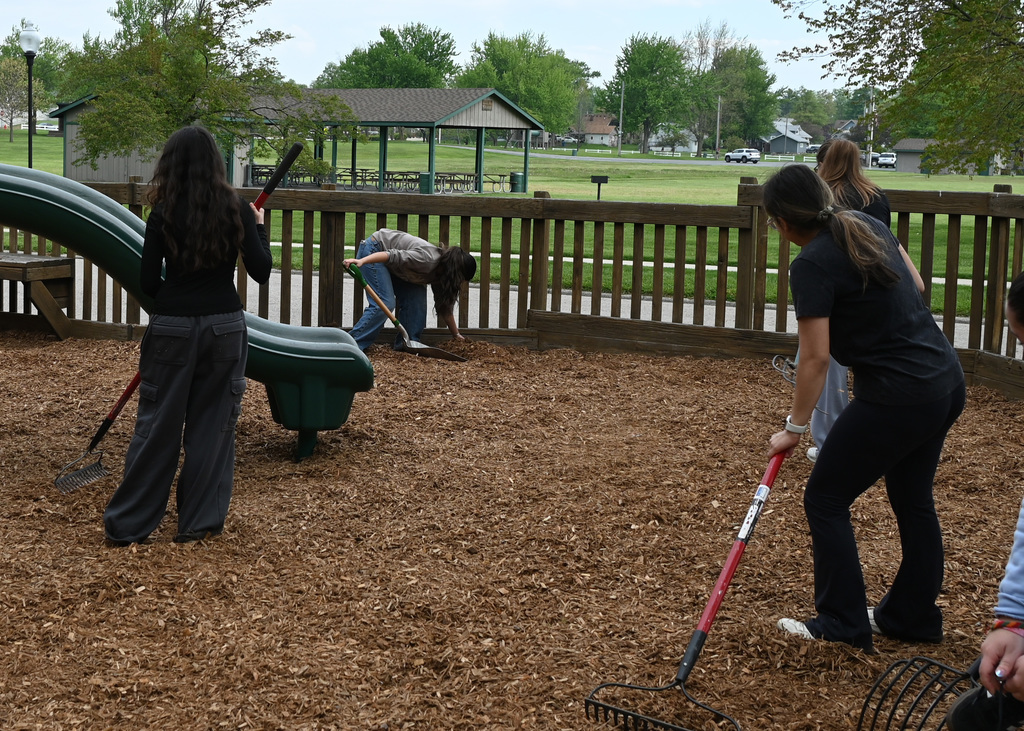 4 girls raking
