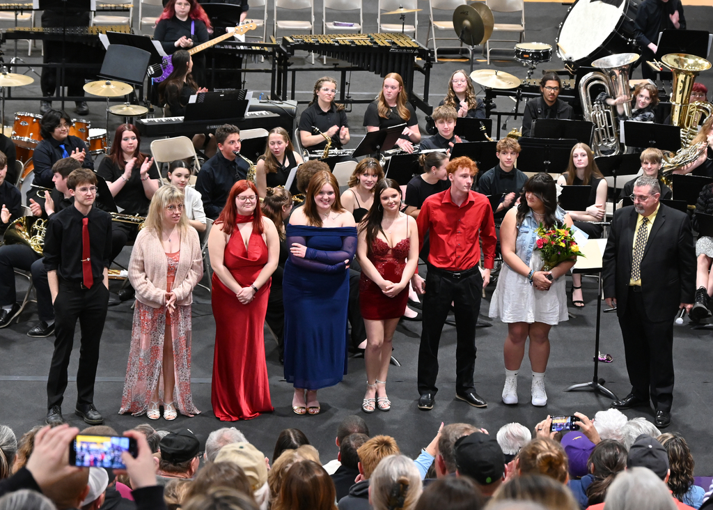 7 seniors and 1 band director standing in linef ron to high school band