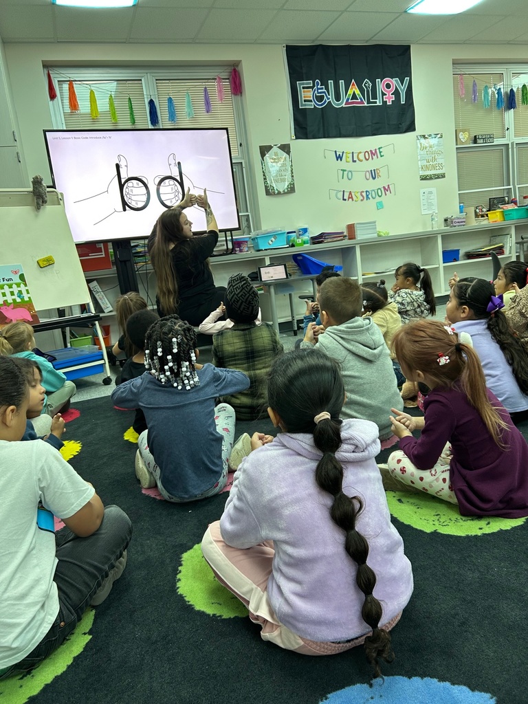 Kindergarten students learning the difference between the picture of /b/ and /d/.